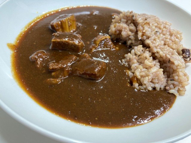 じっくり炒めた玉ねぎの旨味 金のビーフカレー